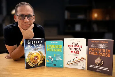 Ricardo Lemos com seus livros: Gigantes das Vendas, O Vendedor Inteligente, Viva Melhor e Venda Mais, Propósito em Cada Passo